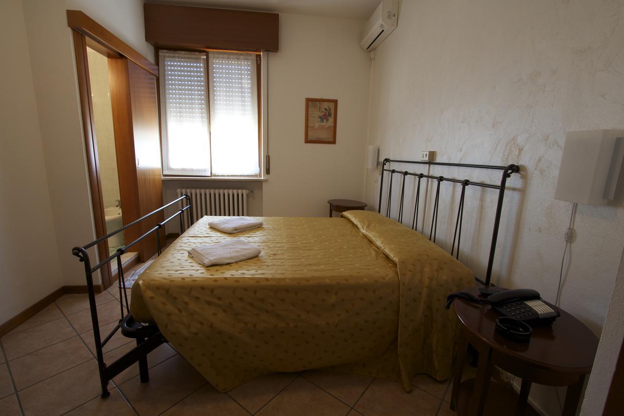 Albergo Tavernetta 카스텔누보델가다 외부 사진